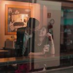 Un psicólogo nombra un signo inesperado del amor verdadero: molesta