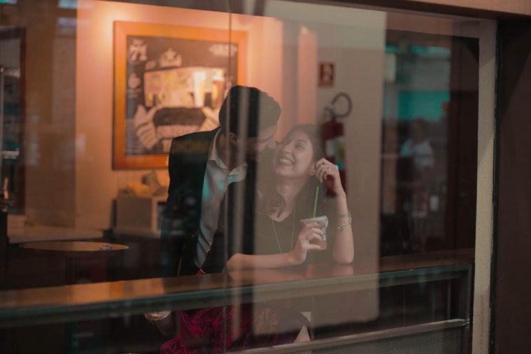 Un psicólogo nombra un signo inesperado del amor verdadero: molesta a mucha gente